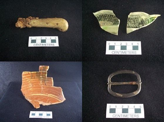 Four photographed groups on dark backgrounds: a pale handle, decorated ceramic fragments, orange pottery and a double-loop metal buckle, each beside a scale.